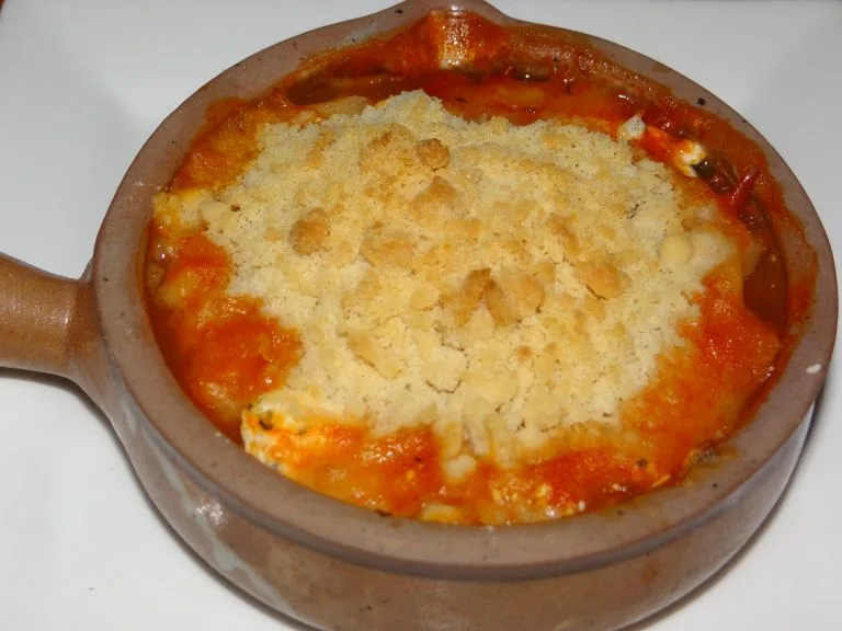 Crumble à la tomate, chèvre & parmesan