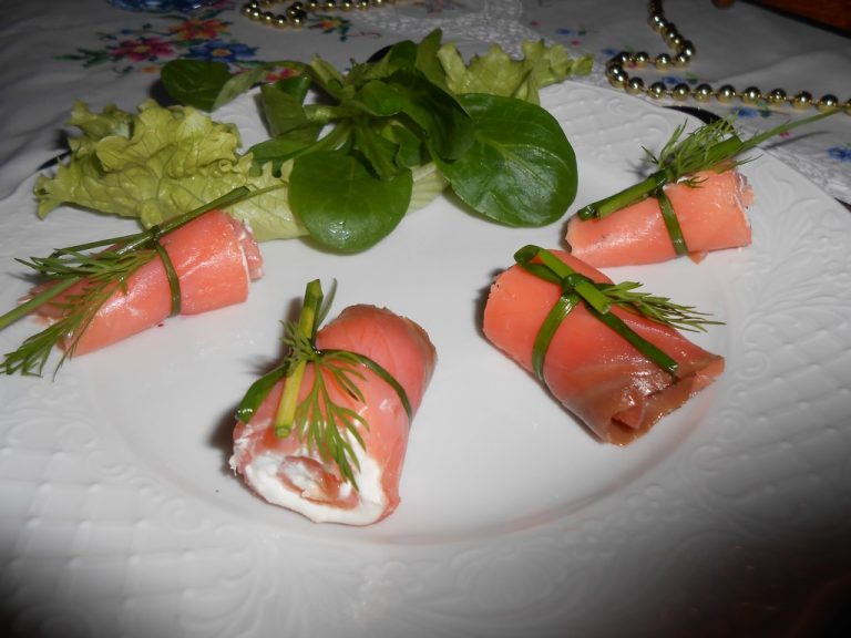 Roulé de saumon au fromage frais à l&rsquo;ail et aux fines herbes