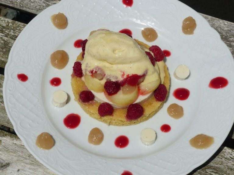 Dessert à l&rsquo;assiette : pêche, framboise & amande