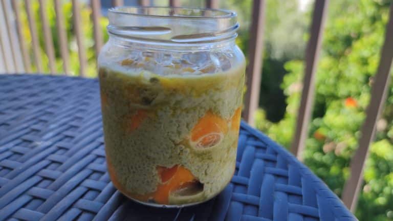 Pudding de chia coco matcha, mangue & fruit de la passion