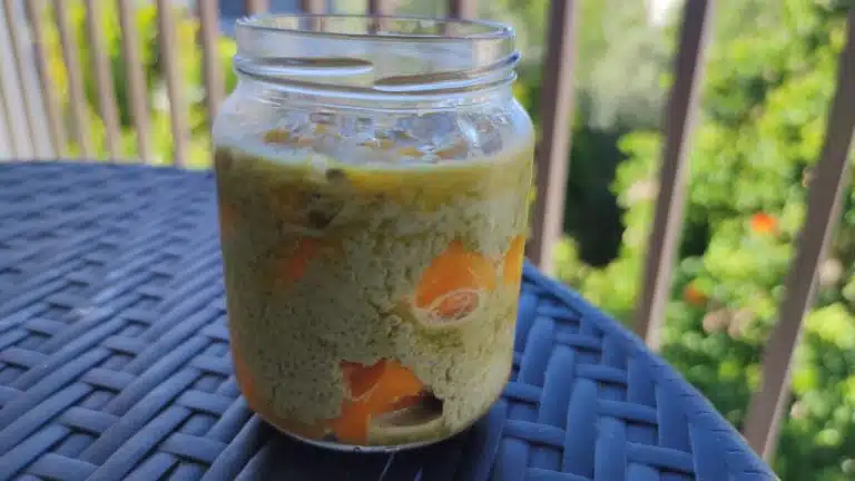 Pudding de chia coco matcha, mangue & fruit de la passion